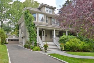 33 Hickory Dr, Maplewood, NJ 07040-2107