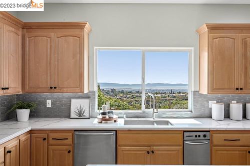 27161 Greenhaven Rd, Hayward, CA 94542-1438