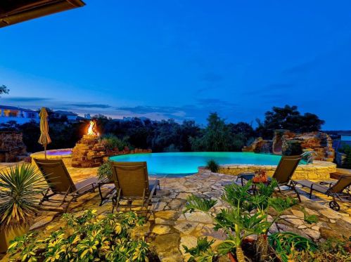 8708 Capehart Cv, Austin TX  78733-3260 exterior