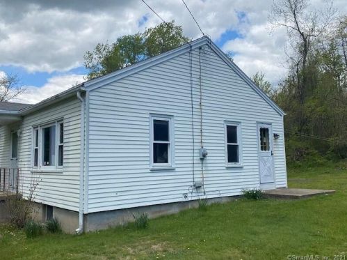 4 Hempstead Dr, Quaker Hill, CT 06375-1209