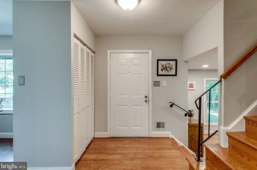 2333 Rosedown Dr, Herndon VA  20191-1631 exterior