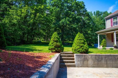610 River Rd, Lincoln, RI 02865-1406