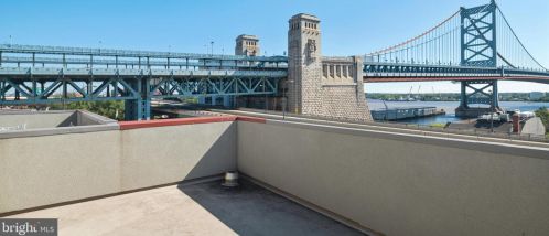 146 Front St, Philadelphia PA 19106-0020 exterior