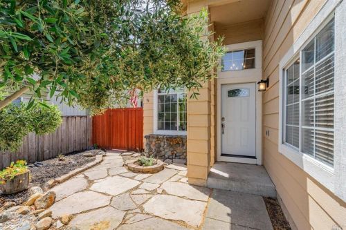 8525 Planetree Dr, Windsor, CA 95492-8118