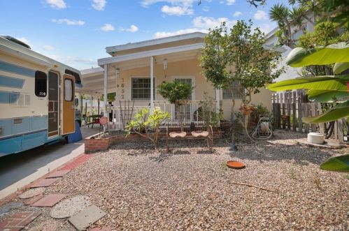 1652 Berkeley St, Santa Monica, CA 90404-4132