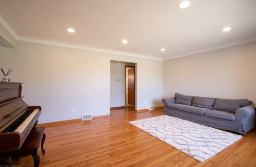 602 Russel St, Mount Prospect, IL 60056-2028