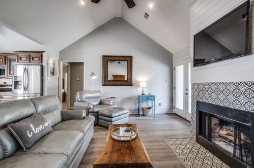 2433 Coachlight Ln, Conroe TX  exterior