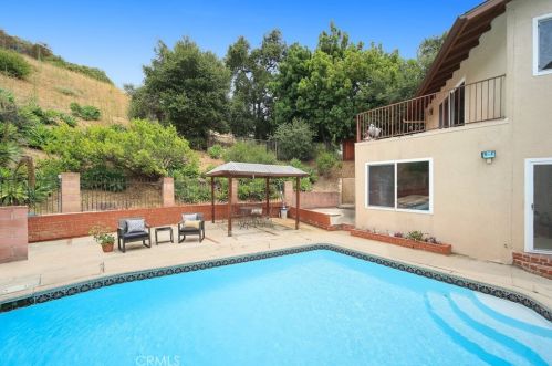 231 Sleepy Holw Dr, Glendale CA 91206-4727 exterior