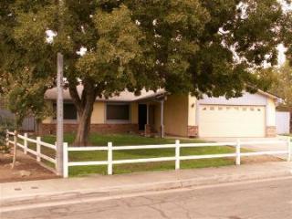 1385 Bernadine Dr, Clovis, CA 93611-5107