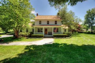 2323 North St, Fairfield, CT 06824-1738