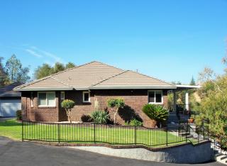 15433 Mountain Shadows Dr, Redding, CA 96001-9587