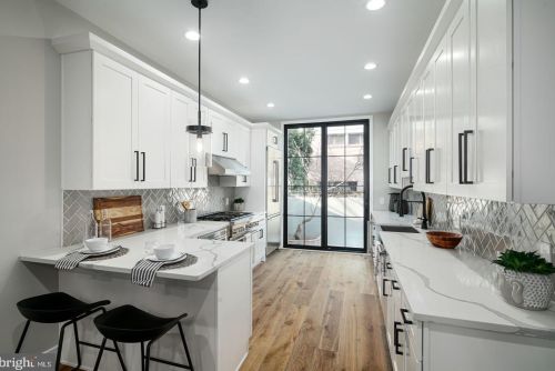 2431 Lombard St, Philadelphia, PA 19146-1022