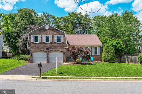 1352 Icy Brook Dr, Herndon, VA 20170-3635