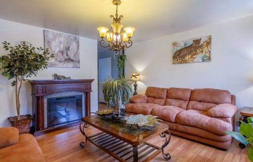 307 Schaumburg Rd, Streamwood, IL 60107-1570