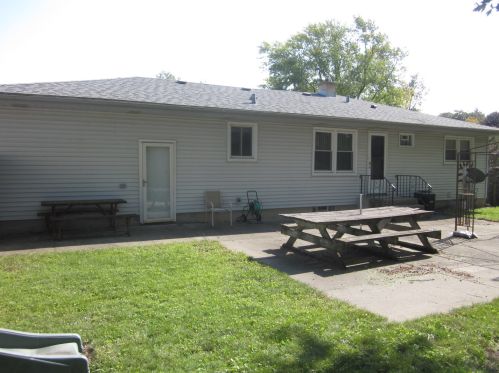 1086 Oakwood St, Gurnee, IL 60031-2240