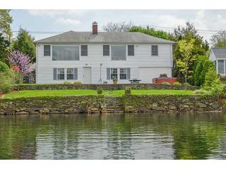 28 Sand Pond Rd, Warwick, RI 02888-3938