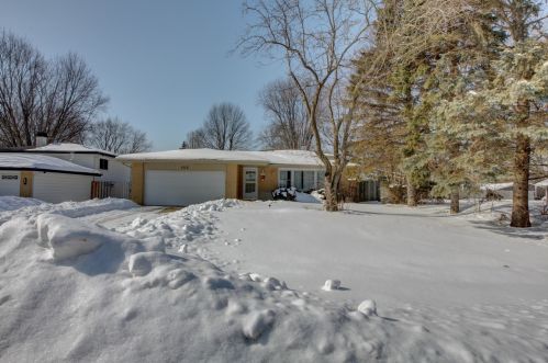 964 Cuyahoga Dr, Hanover Park, IL 60103-5612