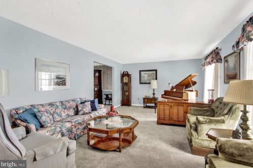 4013 Robinhood Dr, York, PA 17408-9414