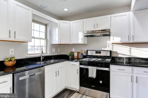 110 Weatherburn Dr, York, PA 17402-7770