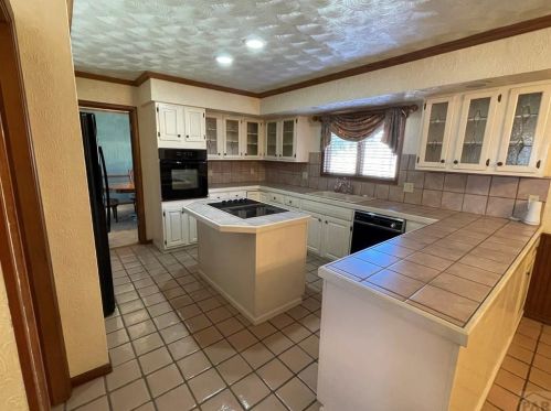 230 Fordham Cir, Pueblo, CO 81005-1930