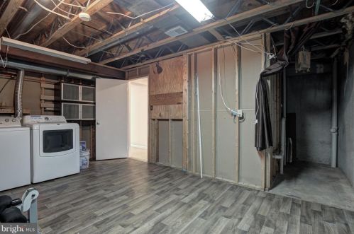 5601 Castlebury Ct, Springfield VA  22015-1883 exterior