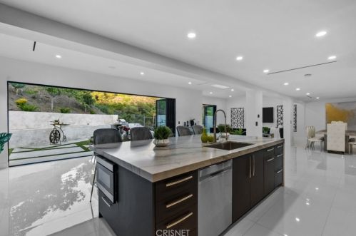 2434 Delisle Ct, Glendale CA  91208-2210 exterior