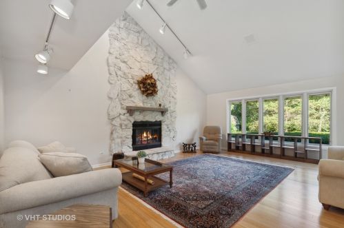 34823 Oak Knoll Cir, Gurnee, IL 60031-4453