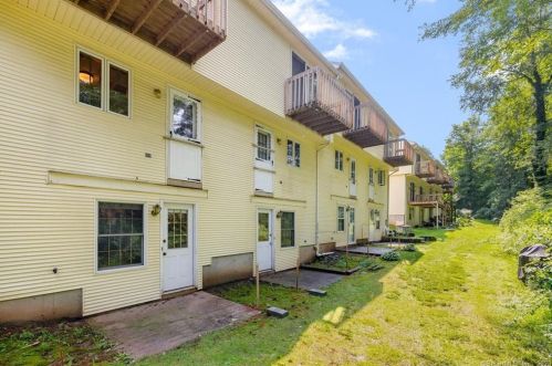 1 Countryside Ln, Middletown CT  06457-5556 exterior