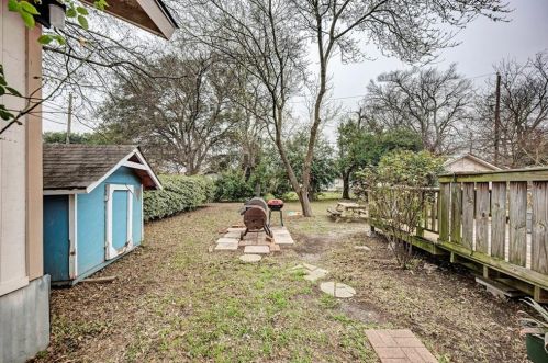 1617 Ashberry Dr, Austin TX  78723-1106 exterior