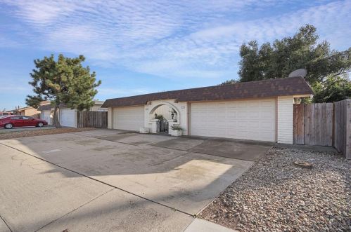 2416 Elm St, Lodi, CA 95242-2827