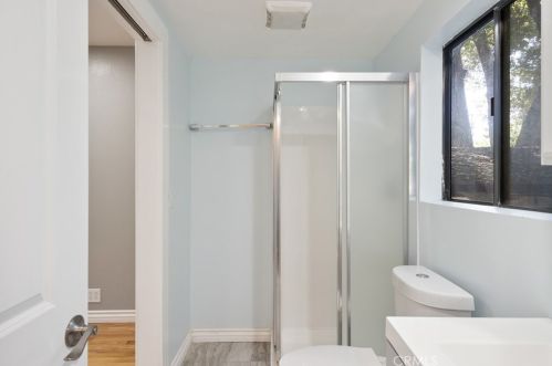 3300 Montrose Ave, Glendale CA 91214-3341 exterior