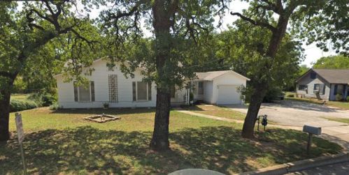 6136 Frst Hl Dr, Fort Worth TX  76119-6608 exterior