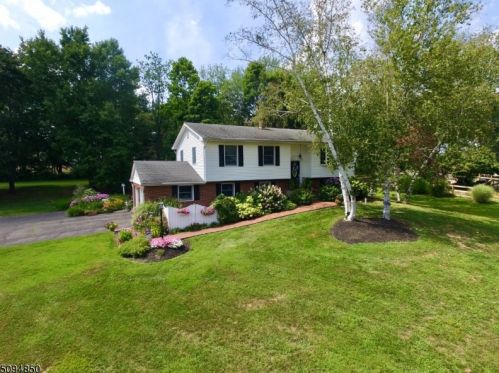 61 Rainbow Hill Rd, Flemington, NJ 08822-3905