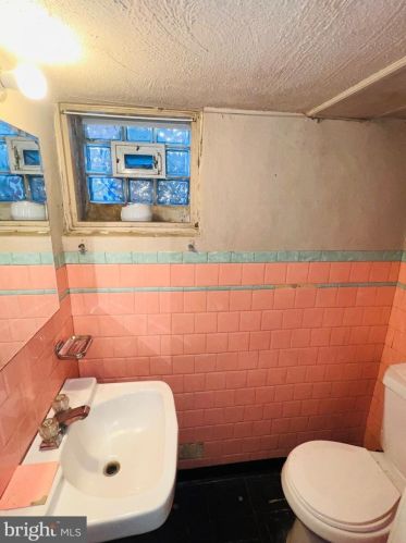 8125 Farnsworth St, Philadelphia PA 19152-3008 exterior