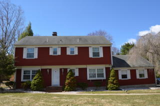 4 Woods Edge Ct, Clinton, NJ 08809-1033