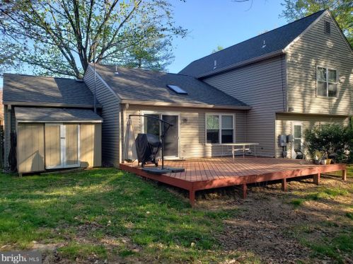 9618 Chapel Hill Dr, Springfield VA  22015-4200 exterior