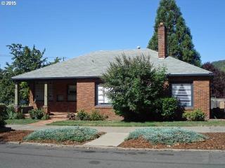 1446 Main St, Roseburg, OR 97470-4212