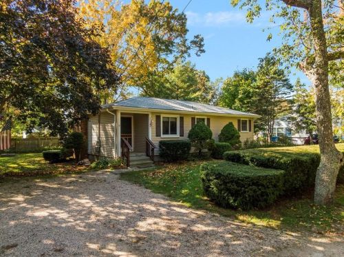 49 Burnham St, Charlestown, RI 02813-2311