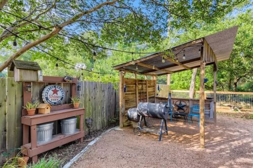 6555 Fair Vly Trl, Austin TX  78749-1266 exterior