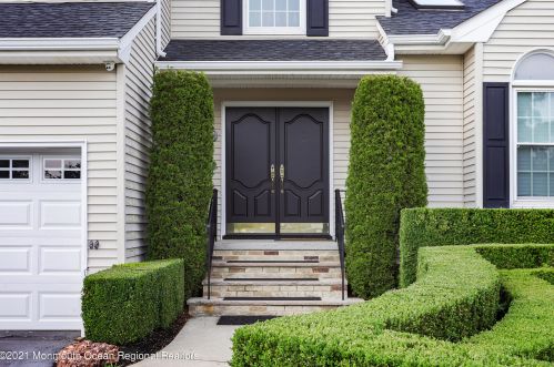 10 Campo Ln, Hazlet, NJ 07730-2725