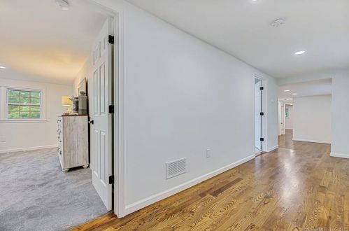 1090 Avery St, Wapping CT  06074-2301 exterior