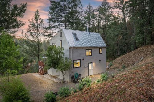 1930 Peaceful Valley Rd, Cape Horn, CA 95713-9659