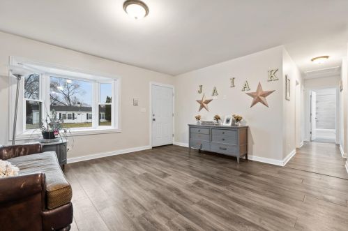 1024 Oakland Dr, Streamwood, IL 60107-2107