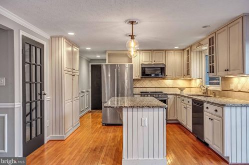 12122 Westwood Hills Dr, Herndon, VA 20171-1513