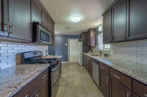 906 Roseburg Ave, Modesto, CA 95350-5029