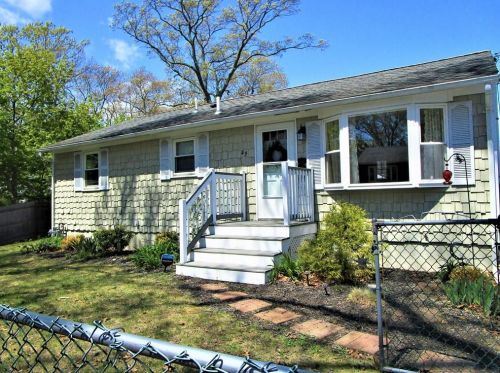 49 Prince St, Warwick, RI 02888-1327