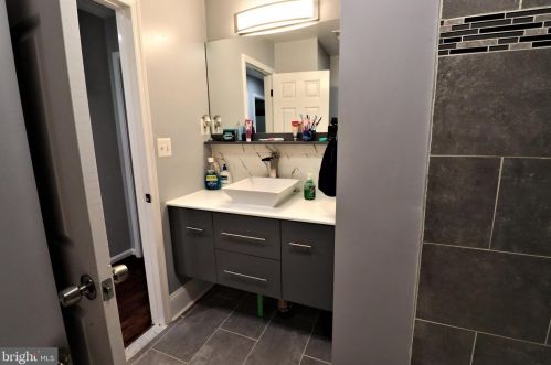 8005 Lake Pleasant Dr, Springfield VA  22153-3005 exterior