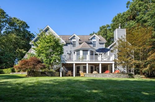 40 Taggart Ct, Warwick, RI 02818-1085