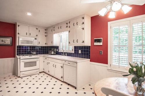 100 Finchley Ct, Atlanta GA  30328-2034 exterior
