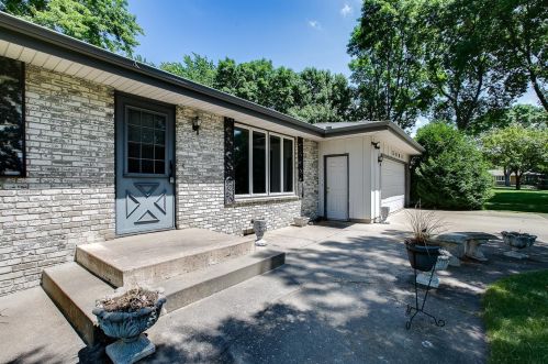 5664 Woodside Rd, Prior Lake, MN 55372-2046